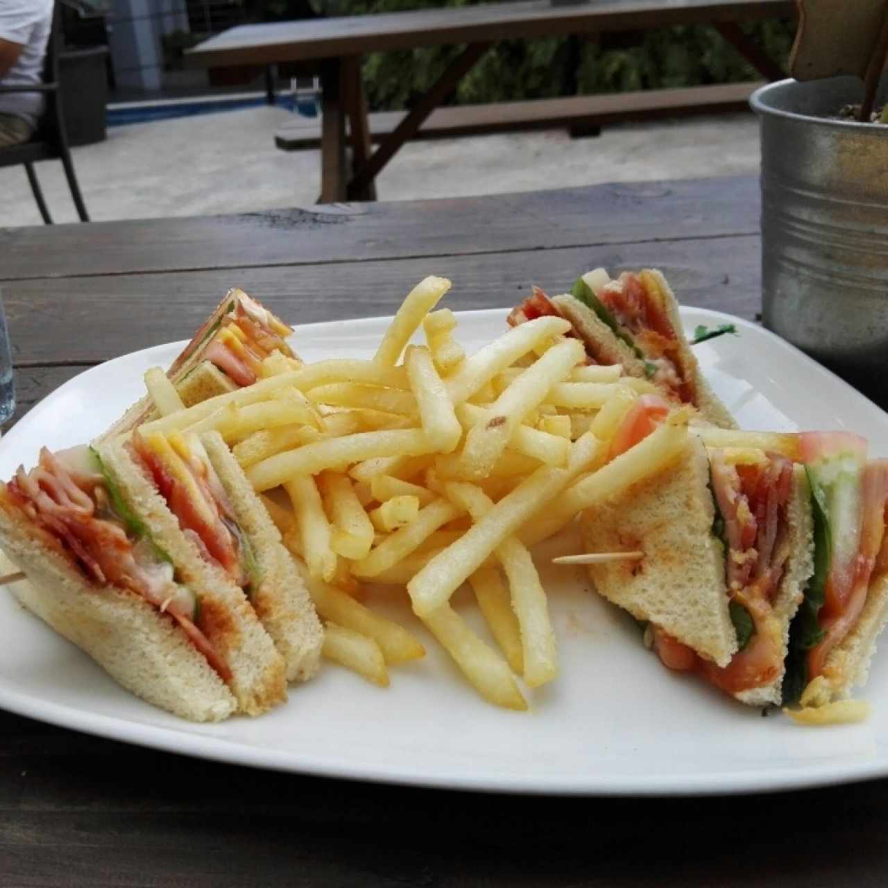 Platos calientes - Club sandwich Granada