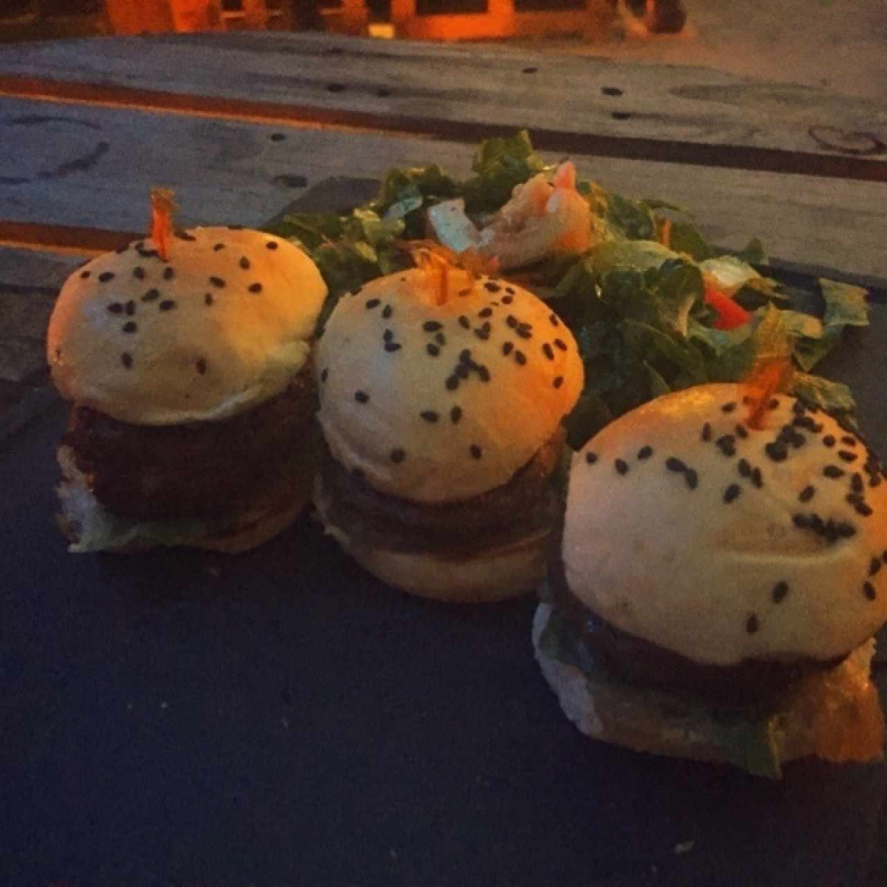 Burguer Sliders acompañadas de ensalada y papa asada