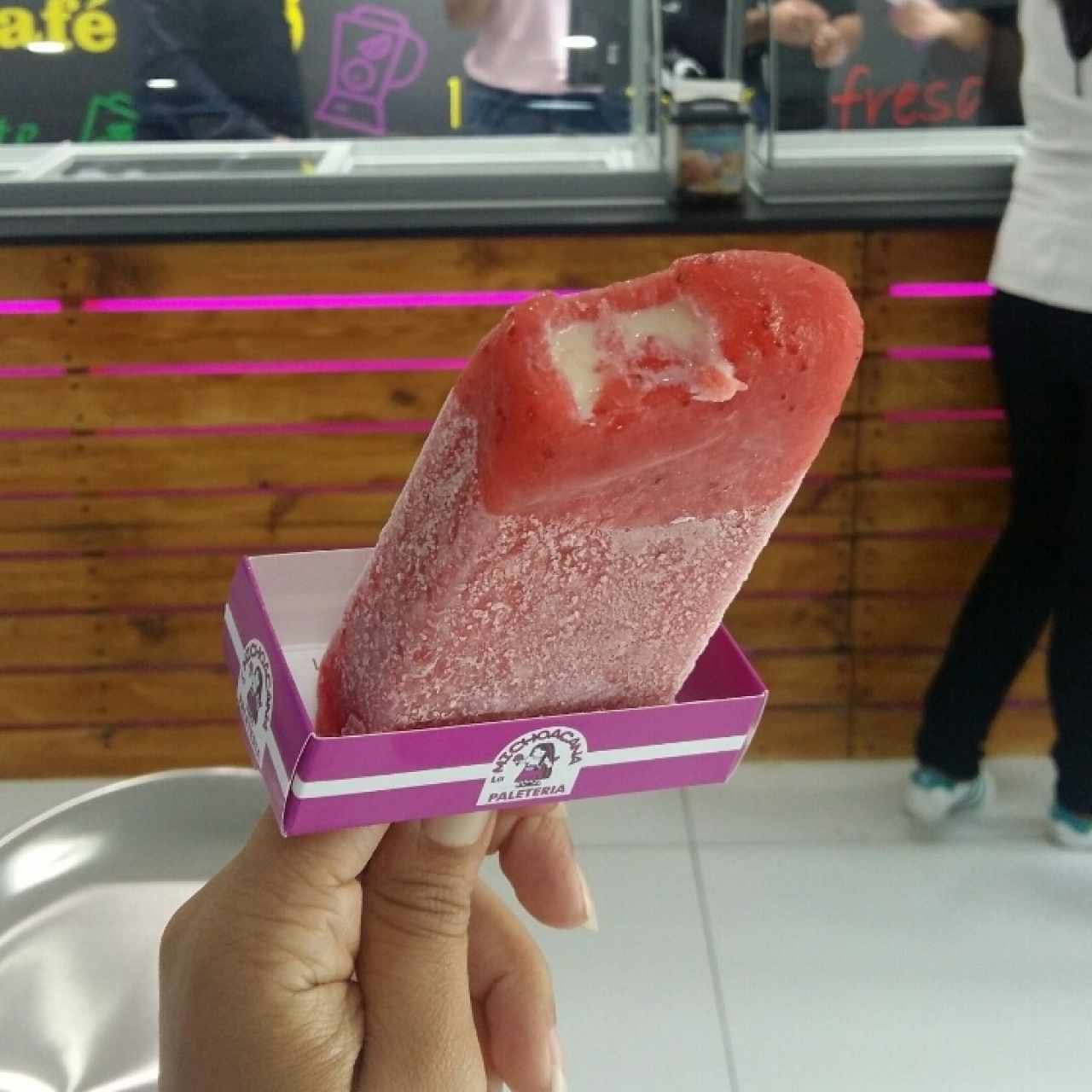 Paleta de Fresa con relleno de fresa😊