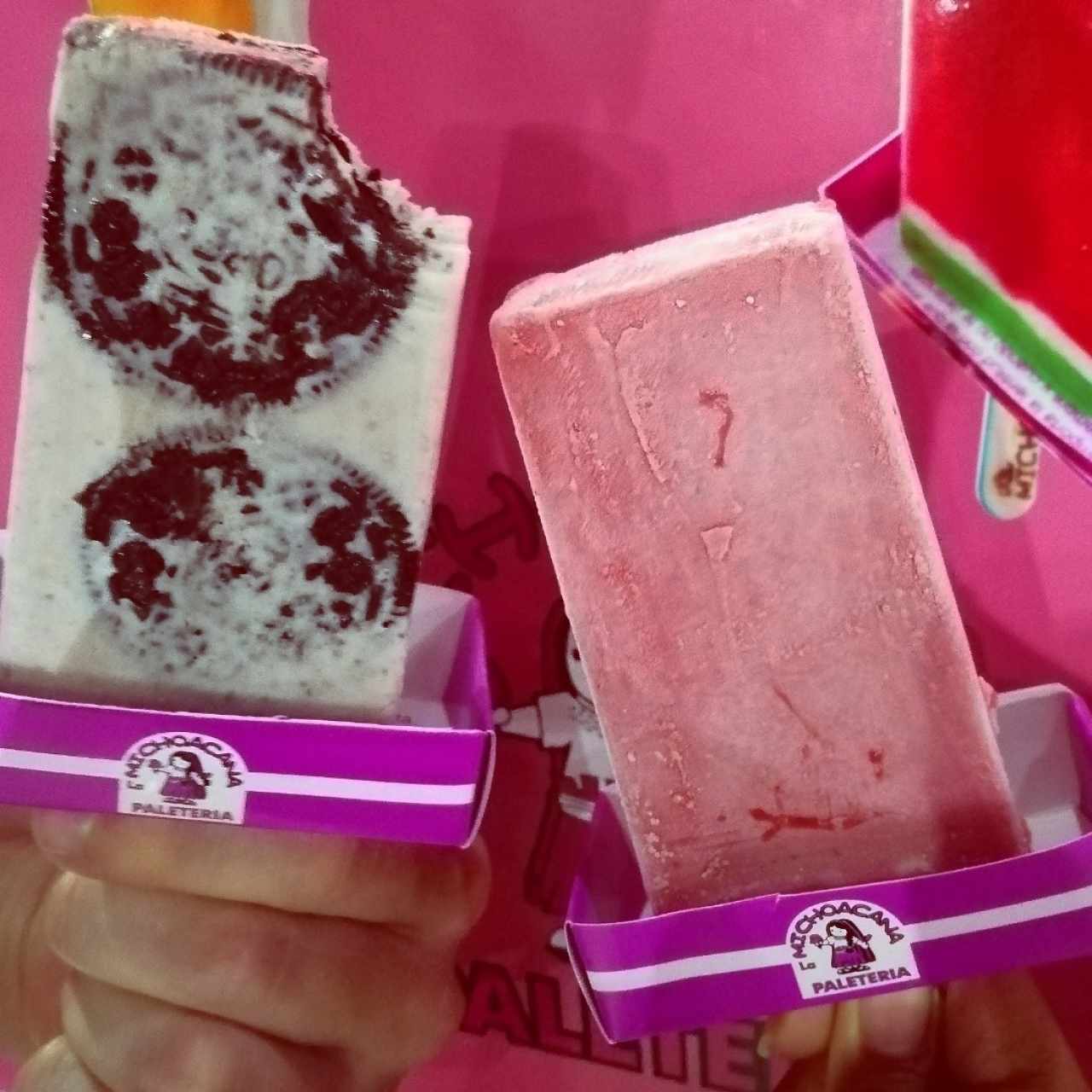 Paleta rellena de leche condensada y la otra de oreo