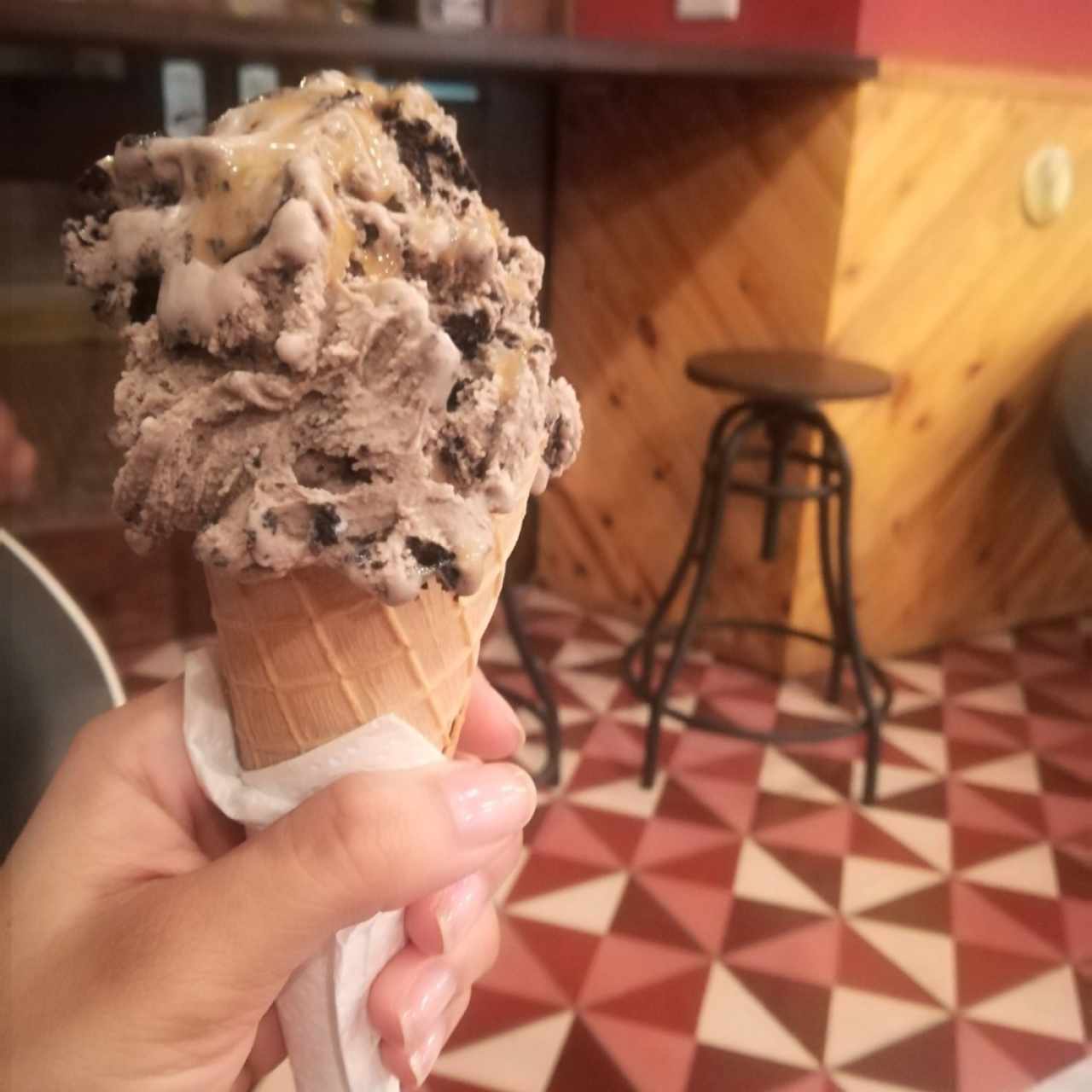 gelato de oreo con topping de caramelo