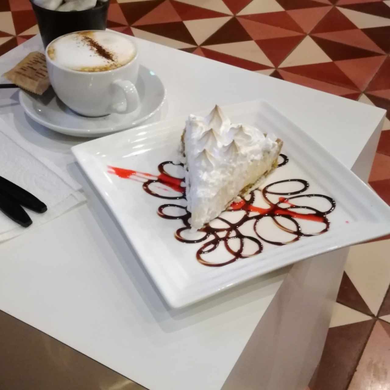 pie de limón y capuchino