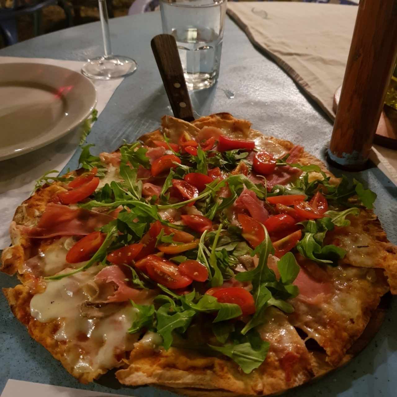 Pizza con tomate, carpaccio y arùgula