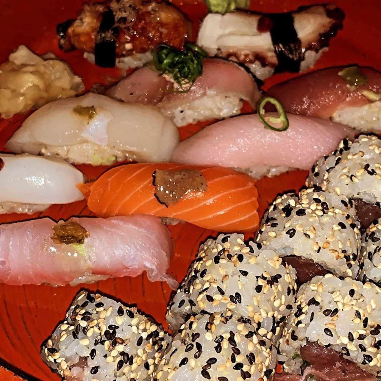 CHEF'S COMBINATIONS - SUSHI SAMPLER