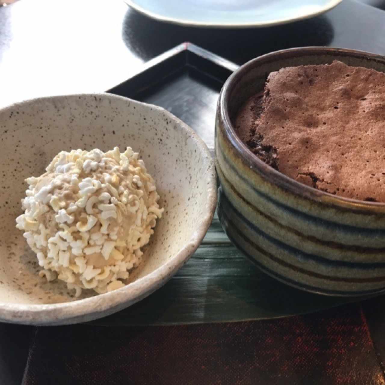 Mousse de chocolate con helado de cafe