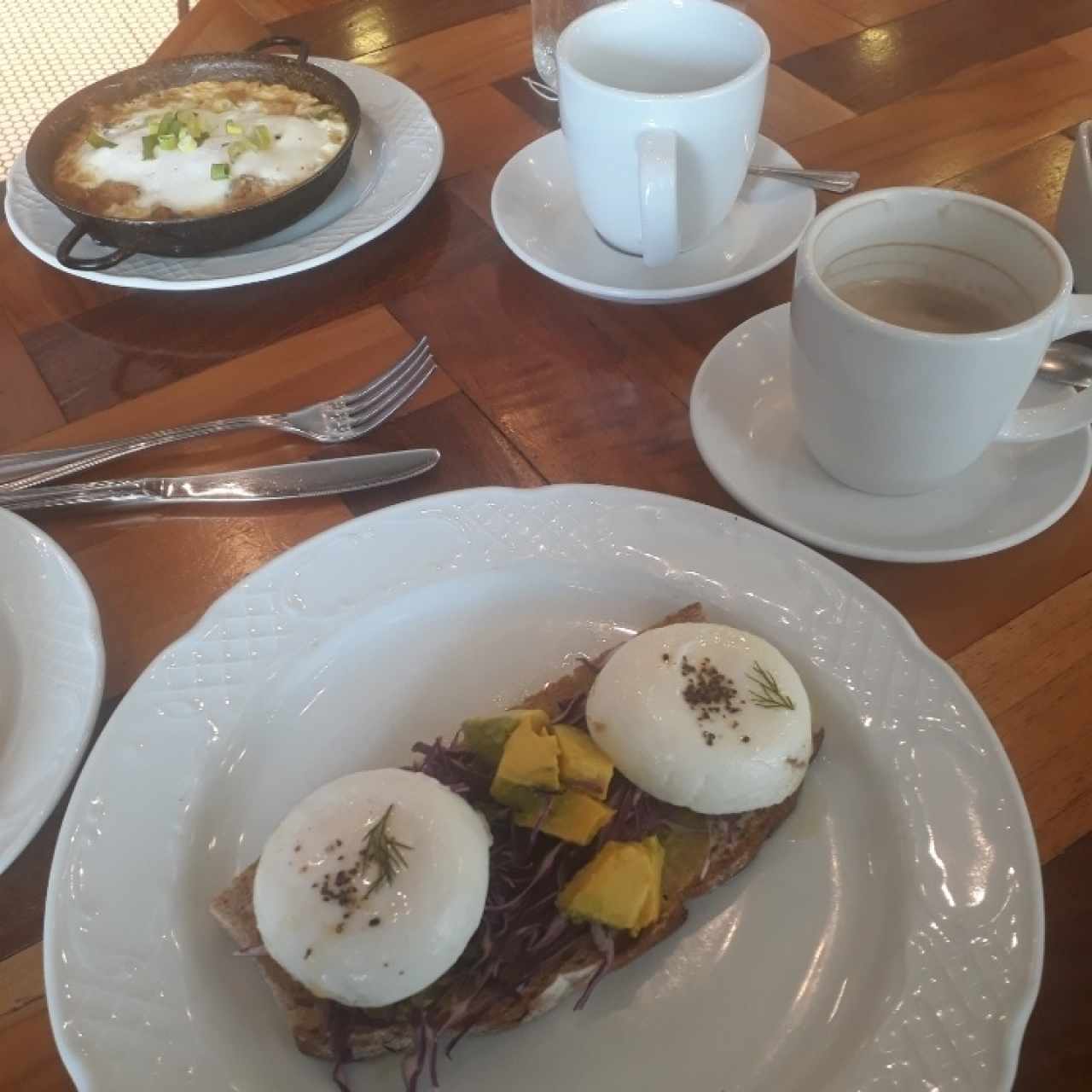 Avocado toast y sweet potato hash