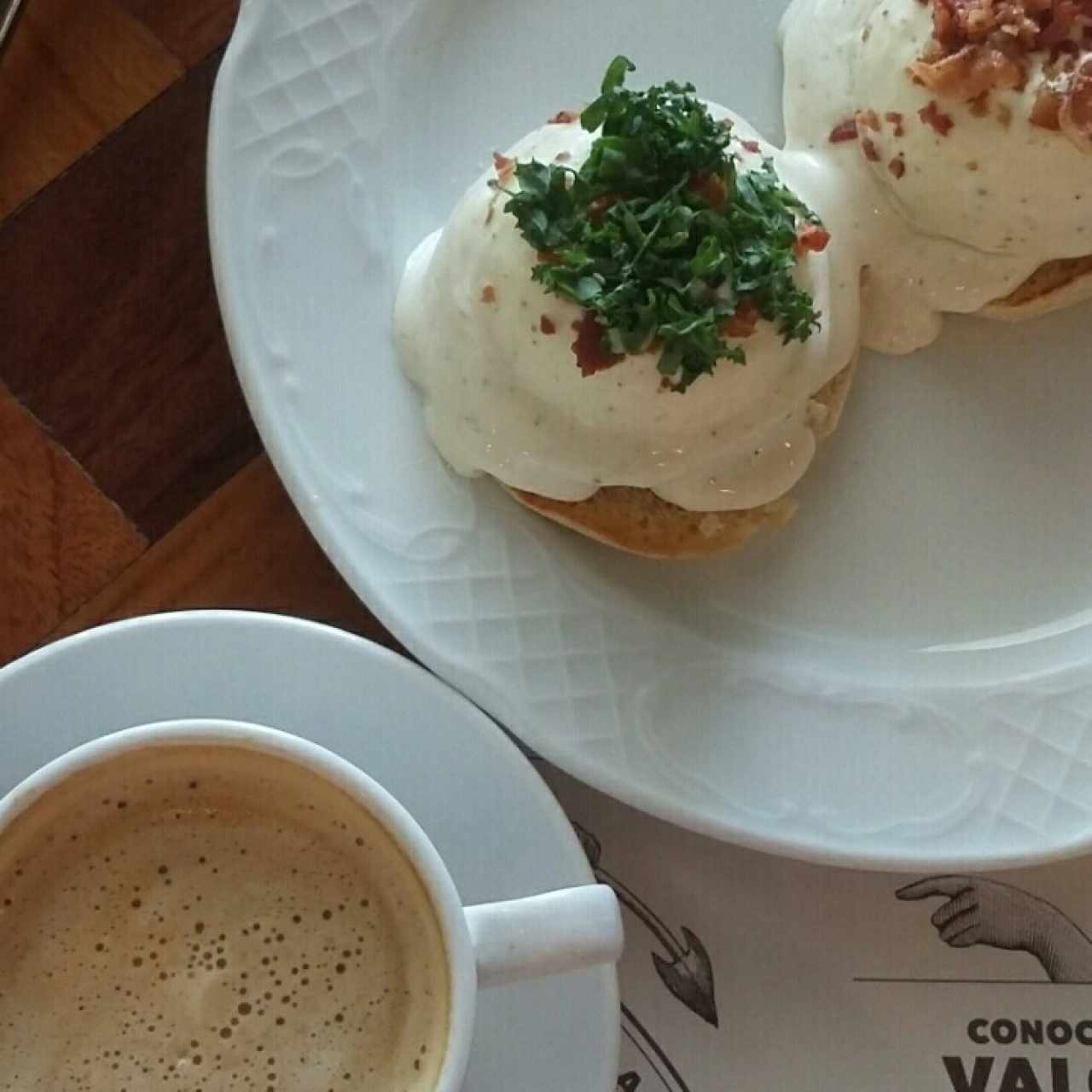 Huevos benedictos + capuccino