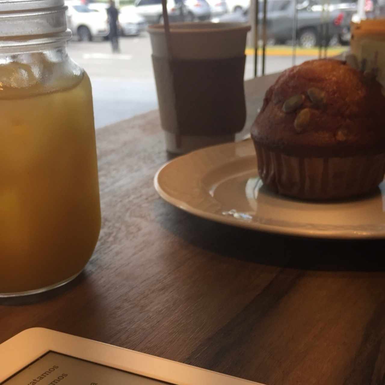 jugo de naranja, muffin de zapallo, y café negro