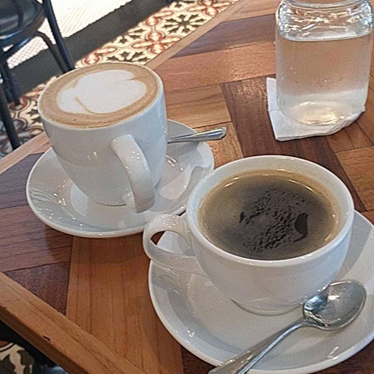 Café con leche de almendras y americano