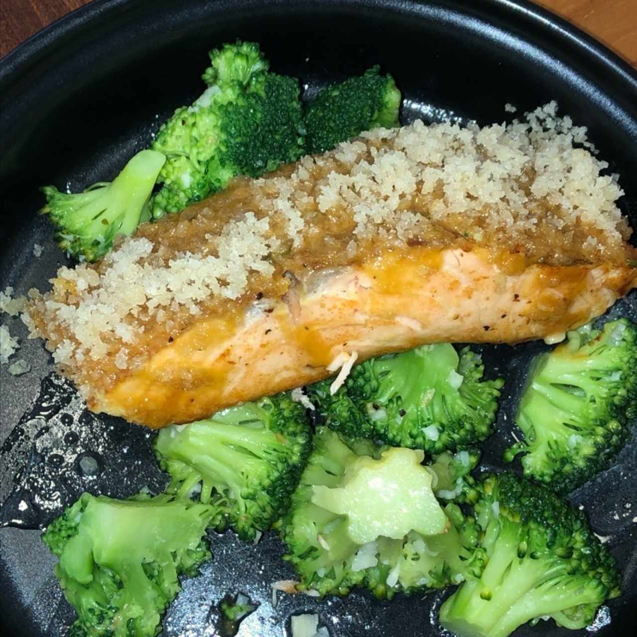 Salmon a la plancha acompañado de brocoli