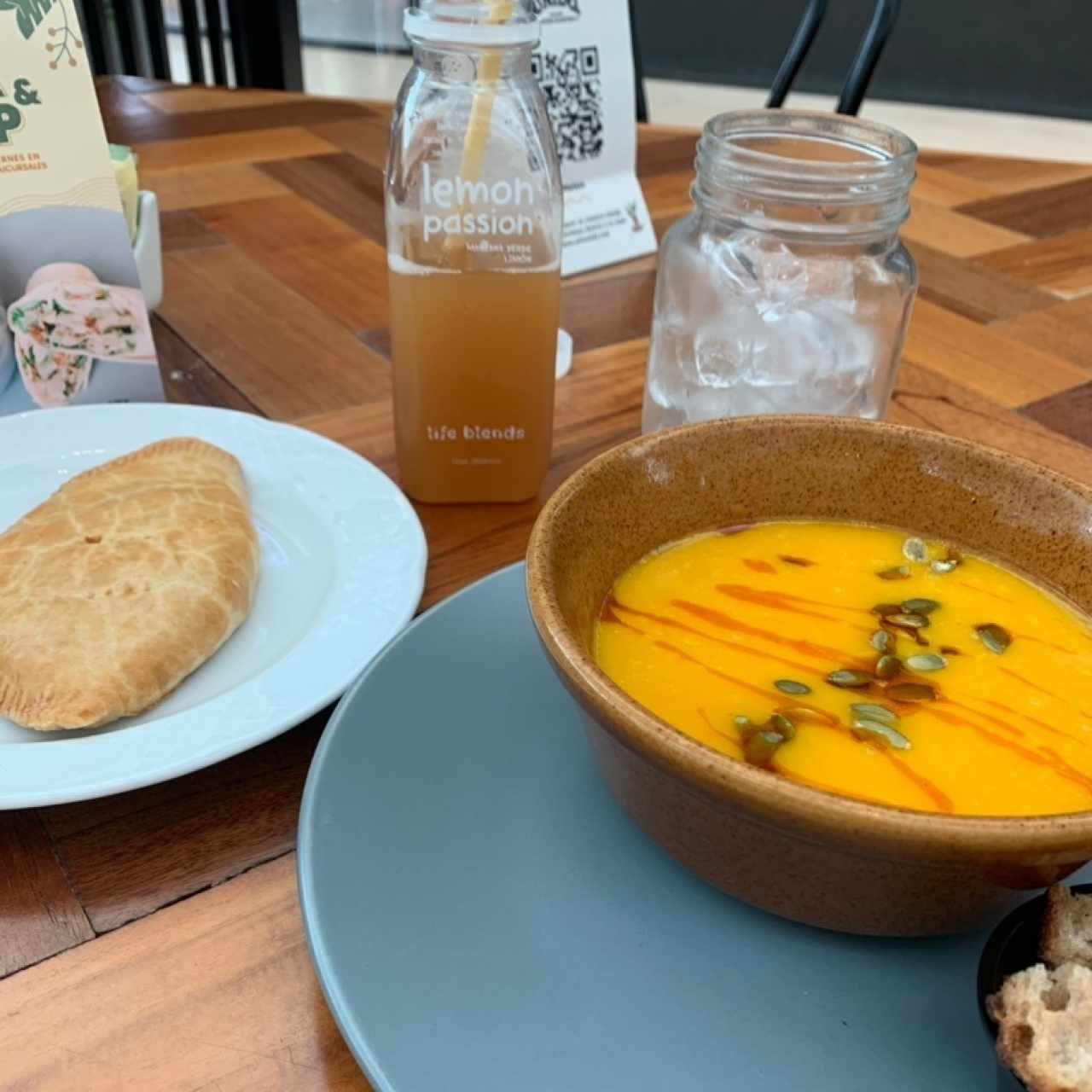 sopa de zapallo y empanada de pollo buffalo