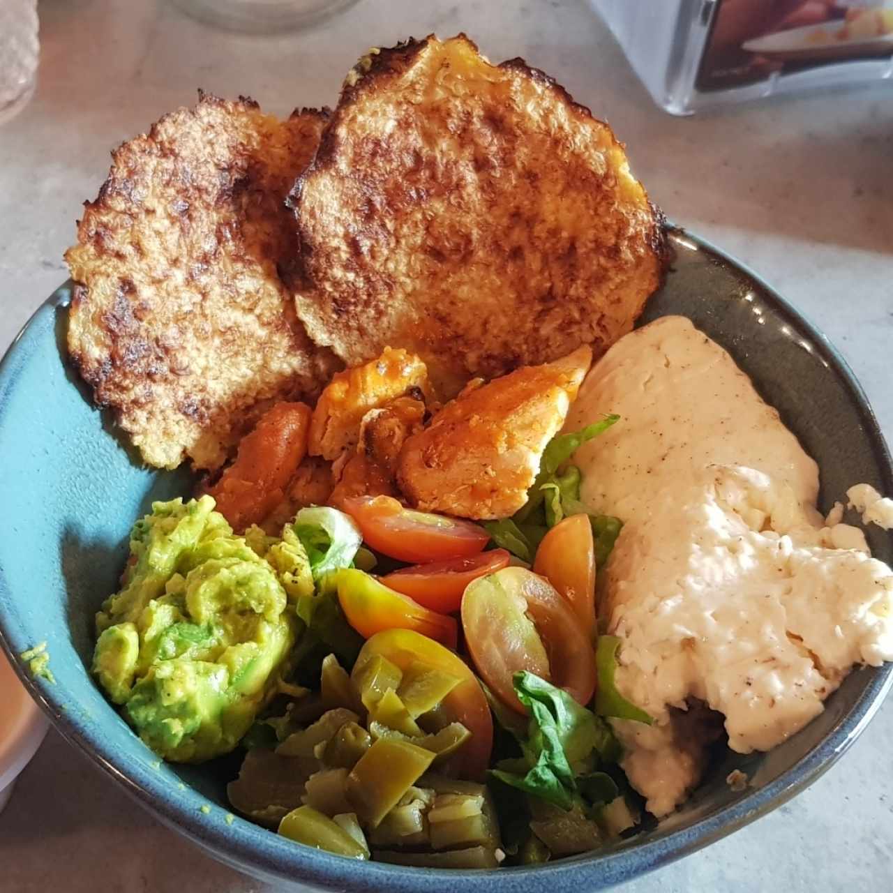 bowl de pollo con chips de coliflor