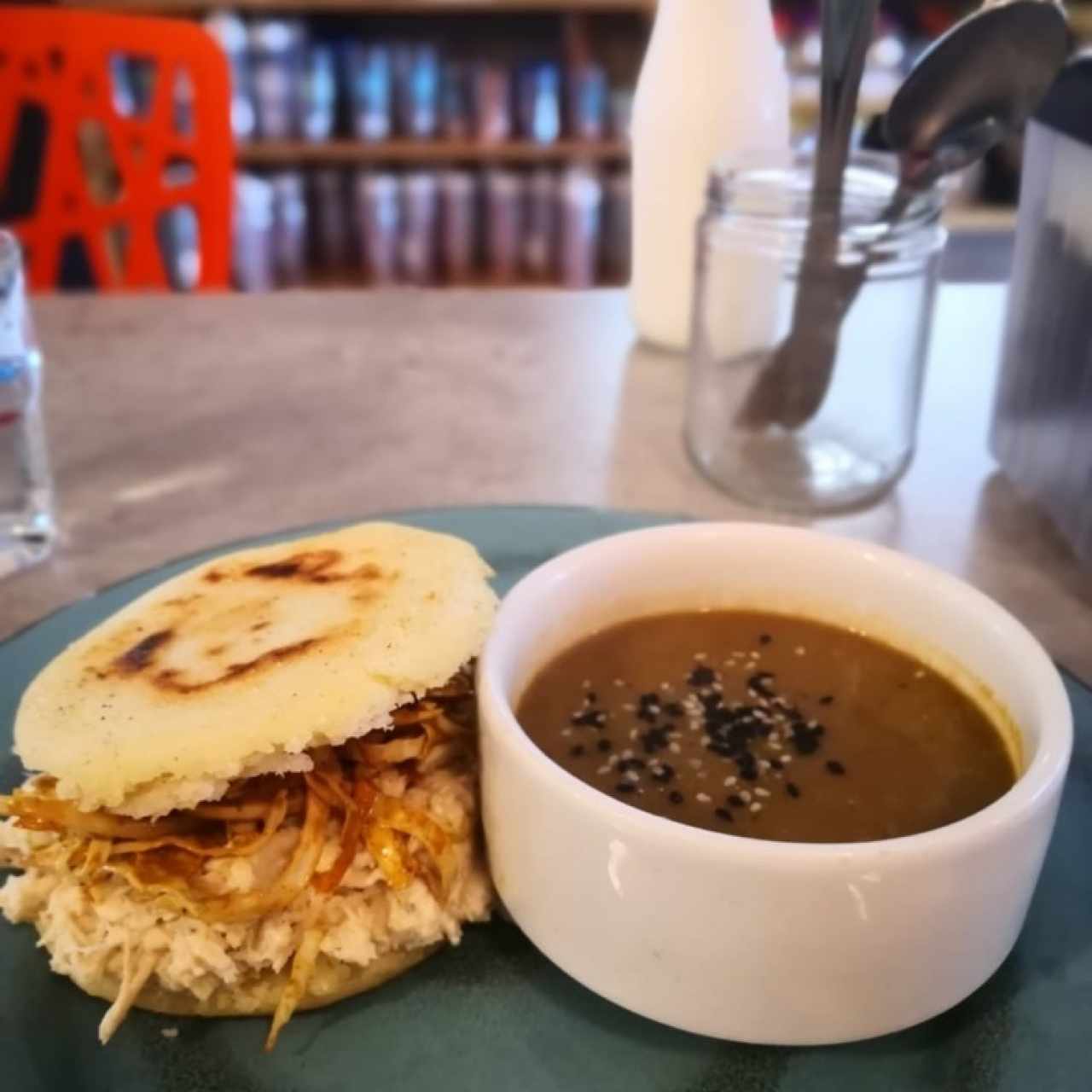 Arepa de maiz con pollo y su guarnición 