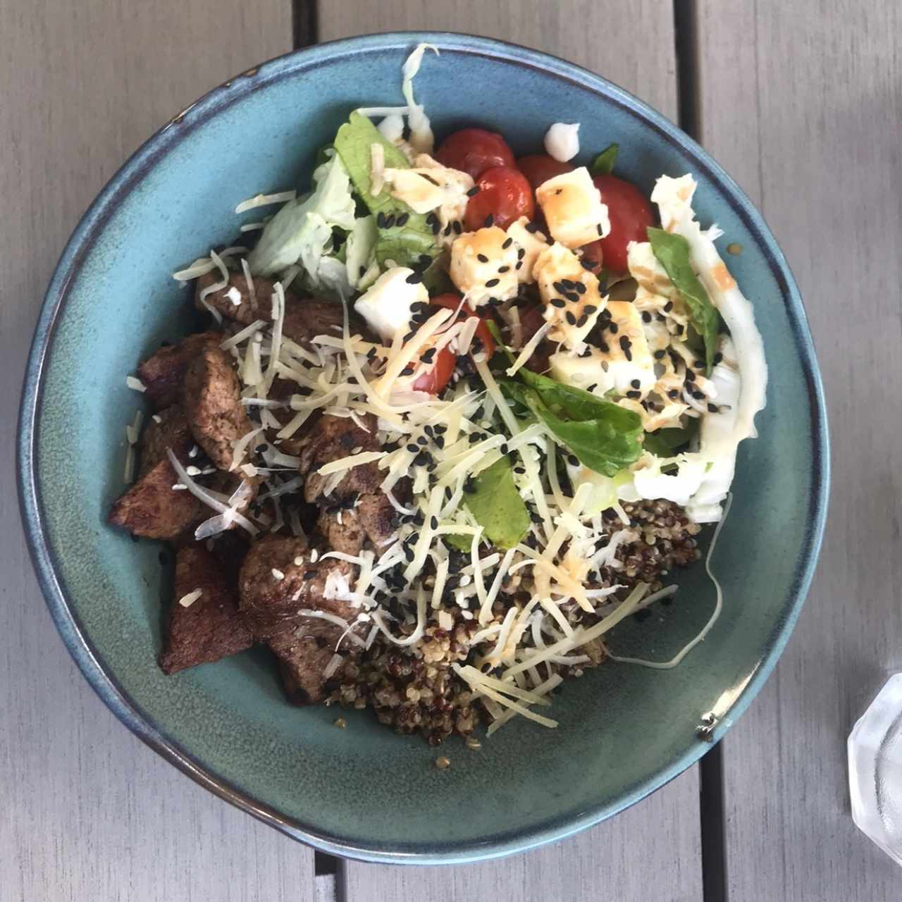 Bowl de Filete con Pesto, Quinoa y Ensalada