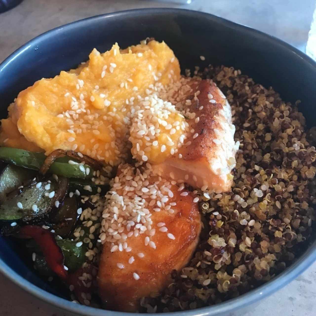 salmón, quinoa y puré de camote