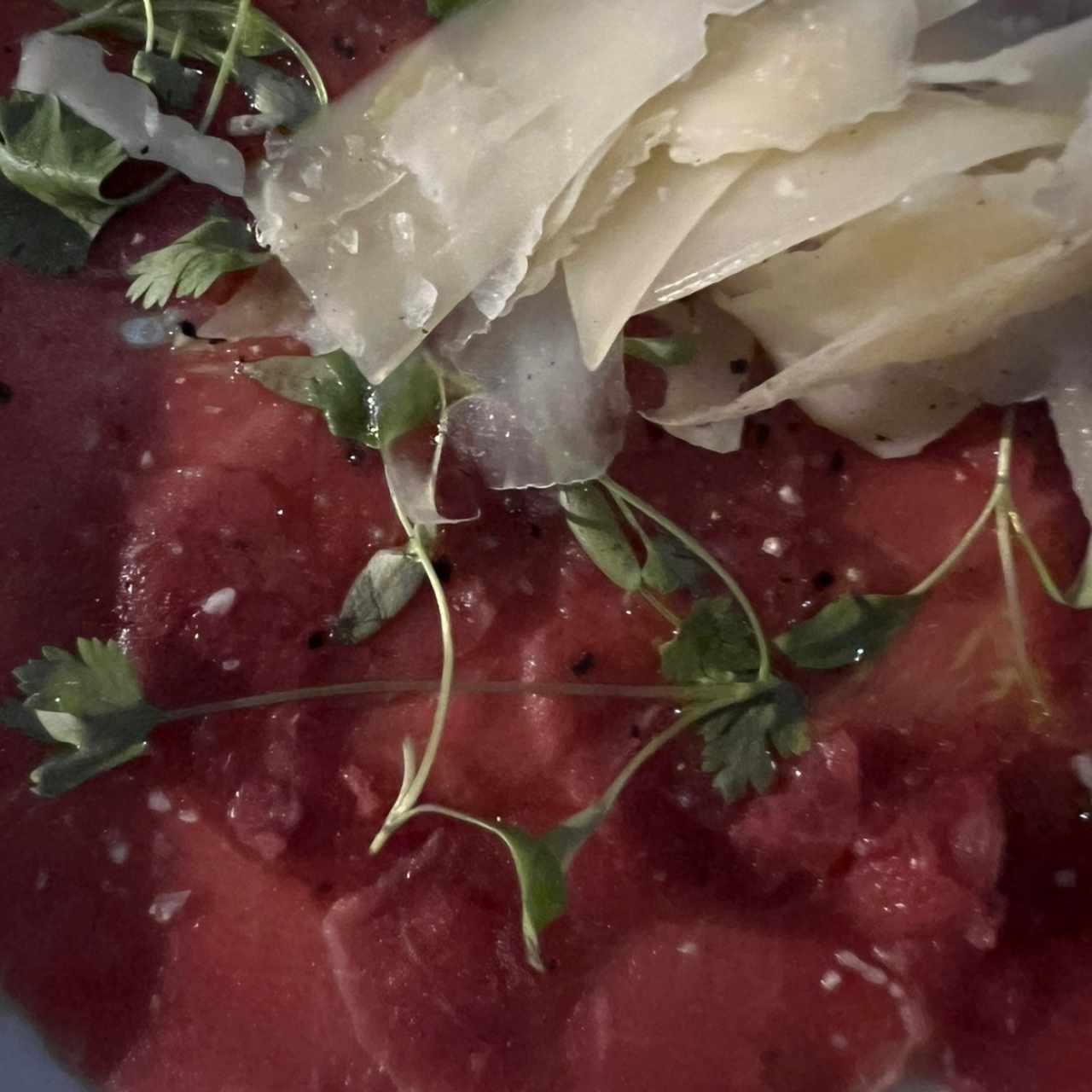 Carpaccio de ternera con escamas de parmesano