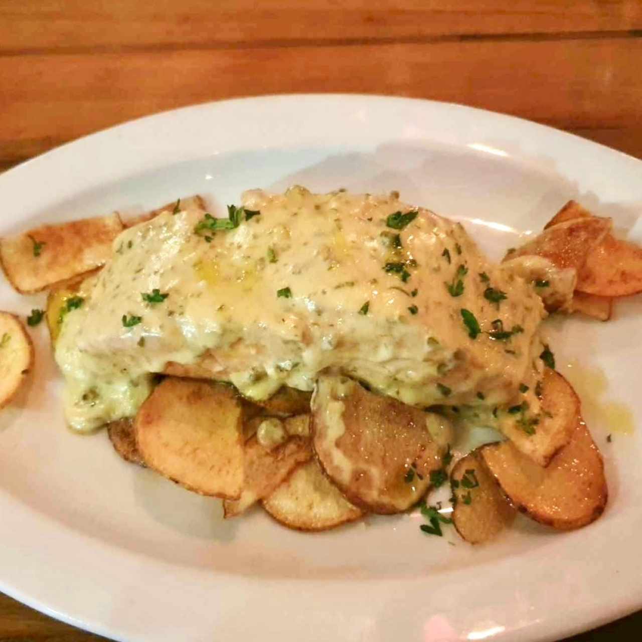 Salmón con salsa de limón y alcaparras sobre patatitas