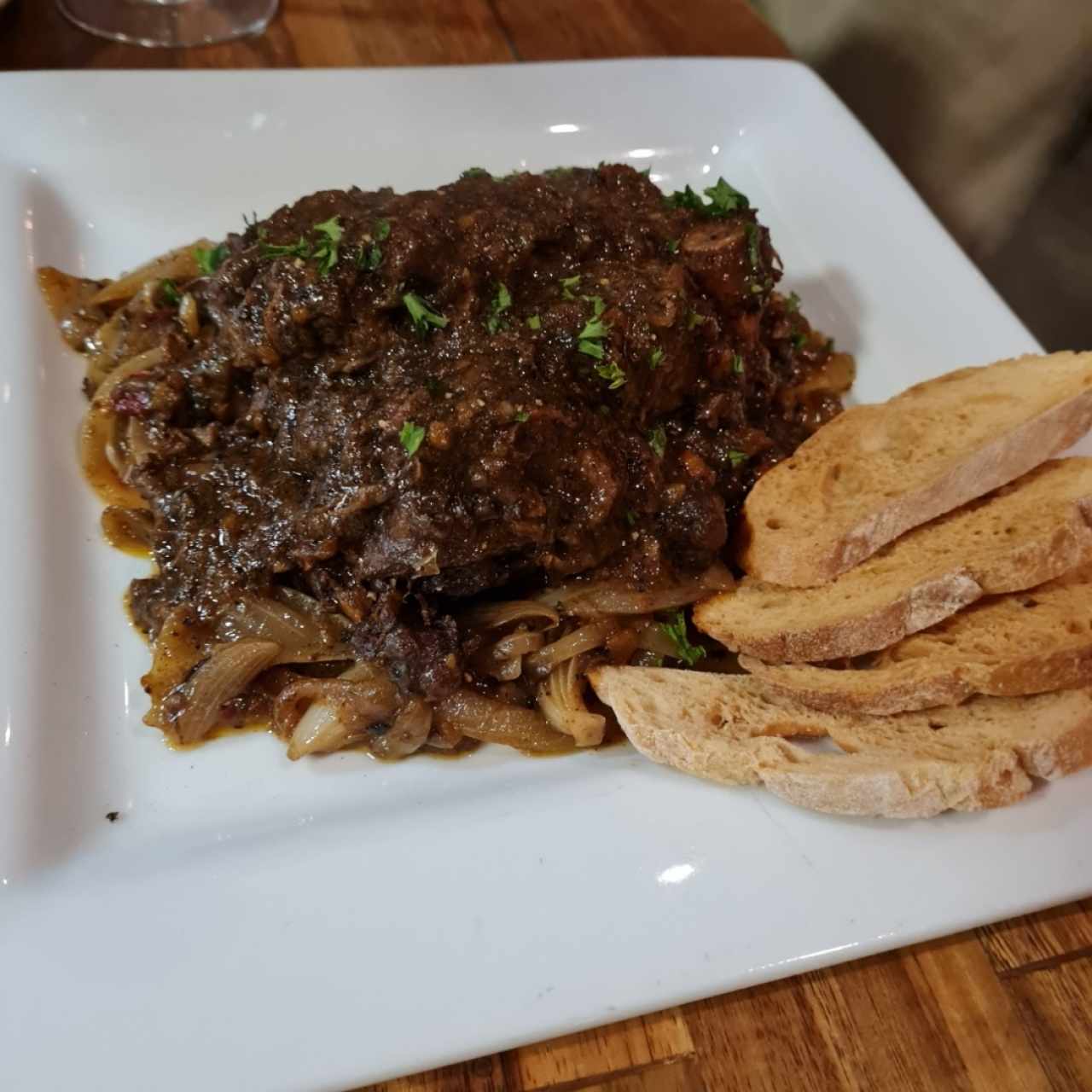 Rabo de buey en su jugo al vino tinto con patatitas