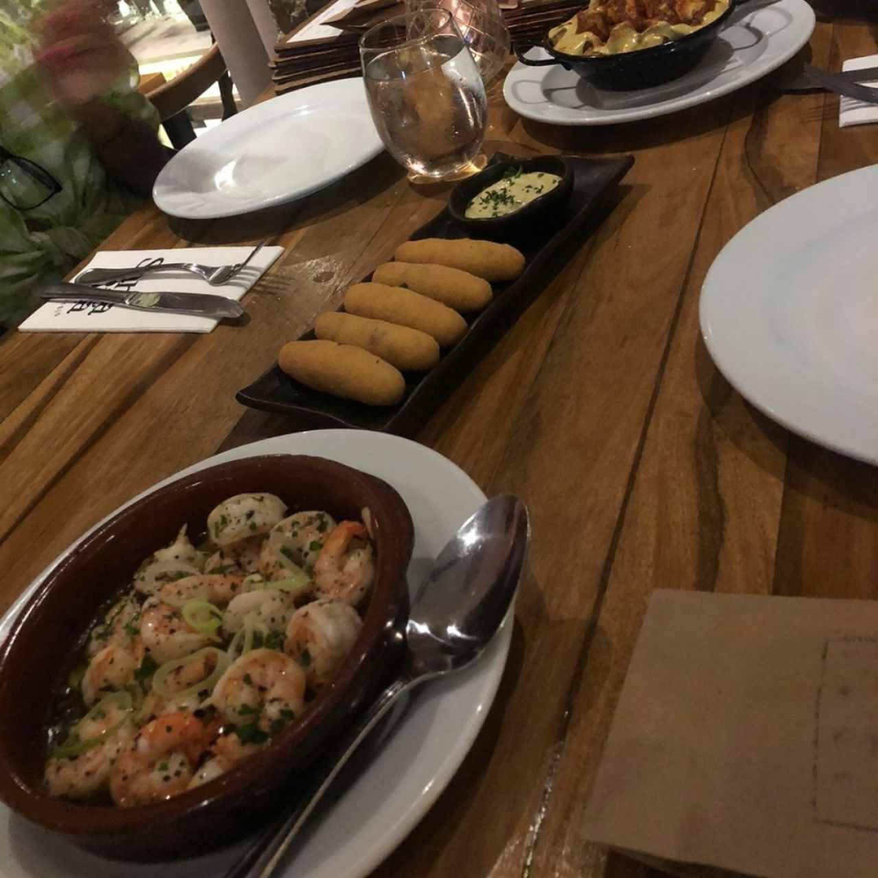 Camarones al ajillo, croquetas de Jamón ibérico y patatas bravas 