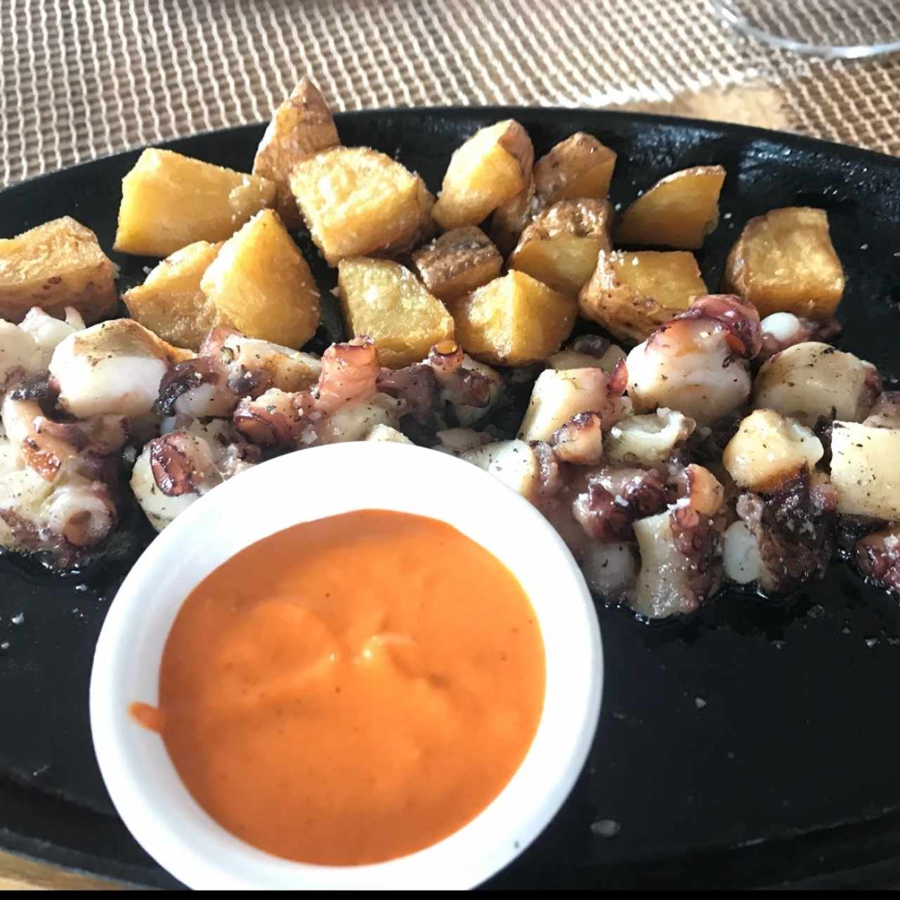 Pulpo a la parrilla con patatas nacional y salsa Santa Rita