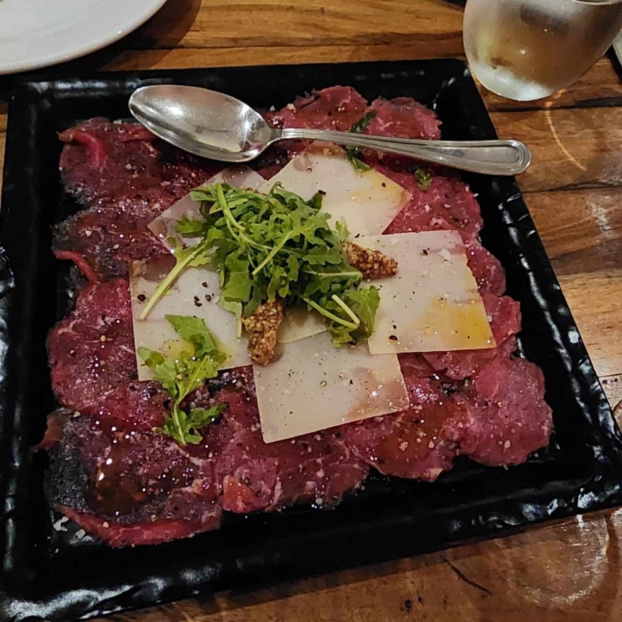 Carpaccio de ternera con escamas de parmesano