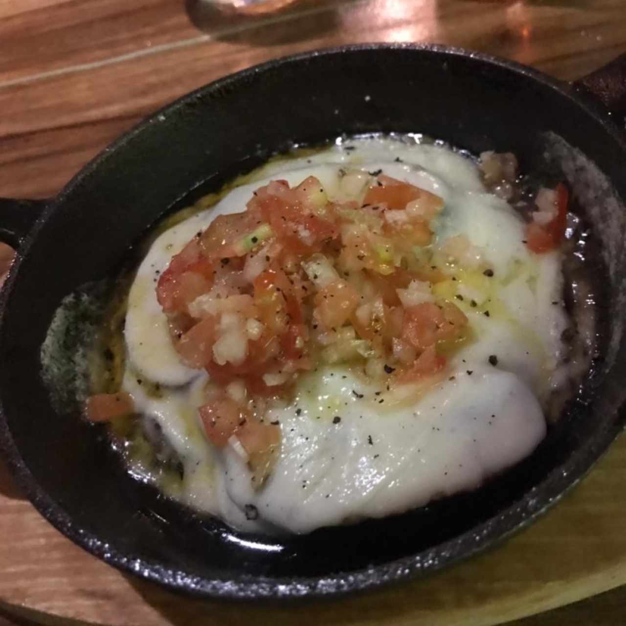 Portobelo a la parrilla con provolone fundido y pico de gallo