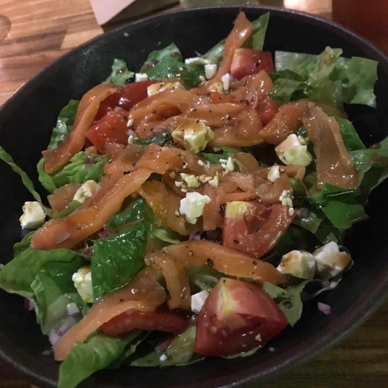 Ensalada de salmón ahumado con queso feta y vinagreta de miel y mostaza.