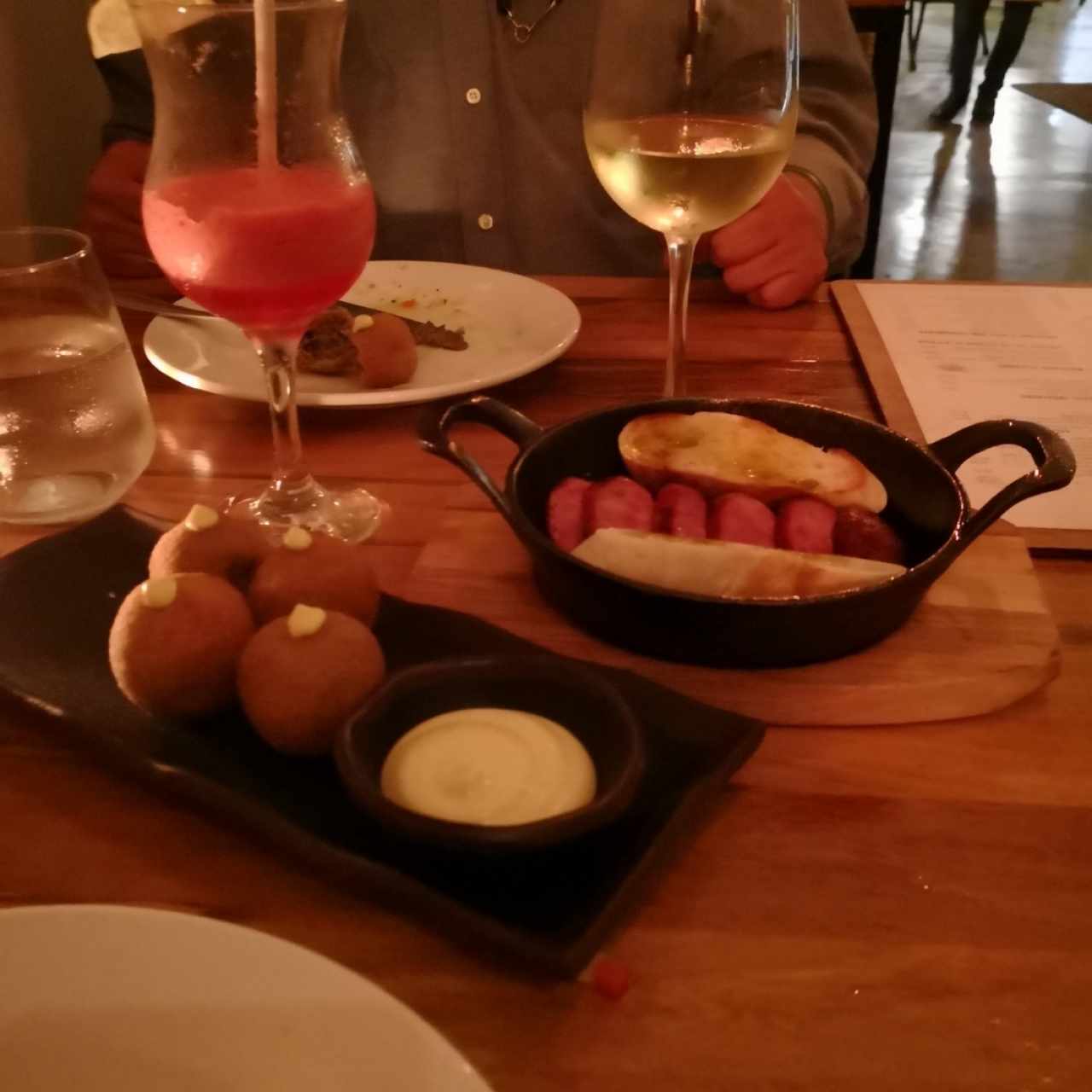 Entrada de chorizo y croquetas de pulpo