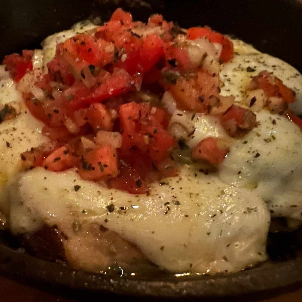 Portobelo a la parrilla con provolone fundido y pico de gallo