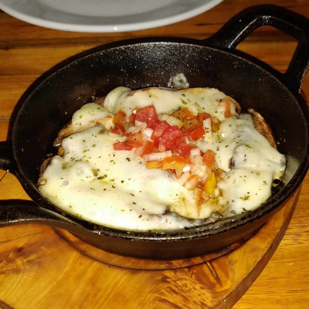 Portobelo a la parrilla con provolone fundido y pico de gallo