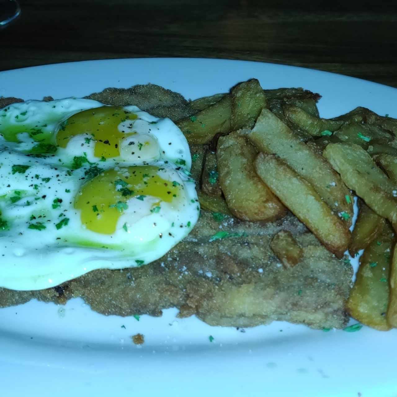 Milanesa de ternera a caballo con patatas y huevos fritos