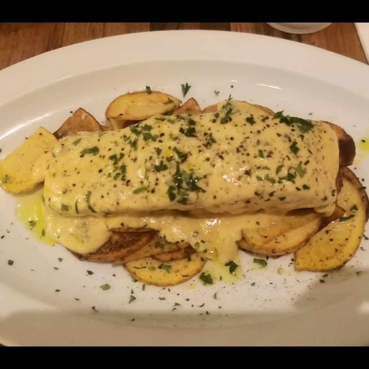 Salmón con salsa de limón y alcaparras sobre patatitas