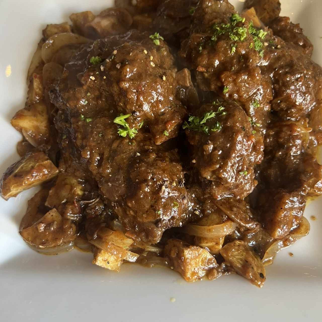 Rabo de buey en su jugo al vino tinto con patatitas