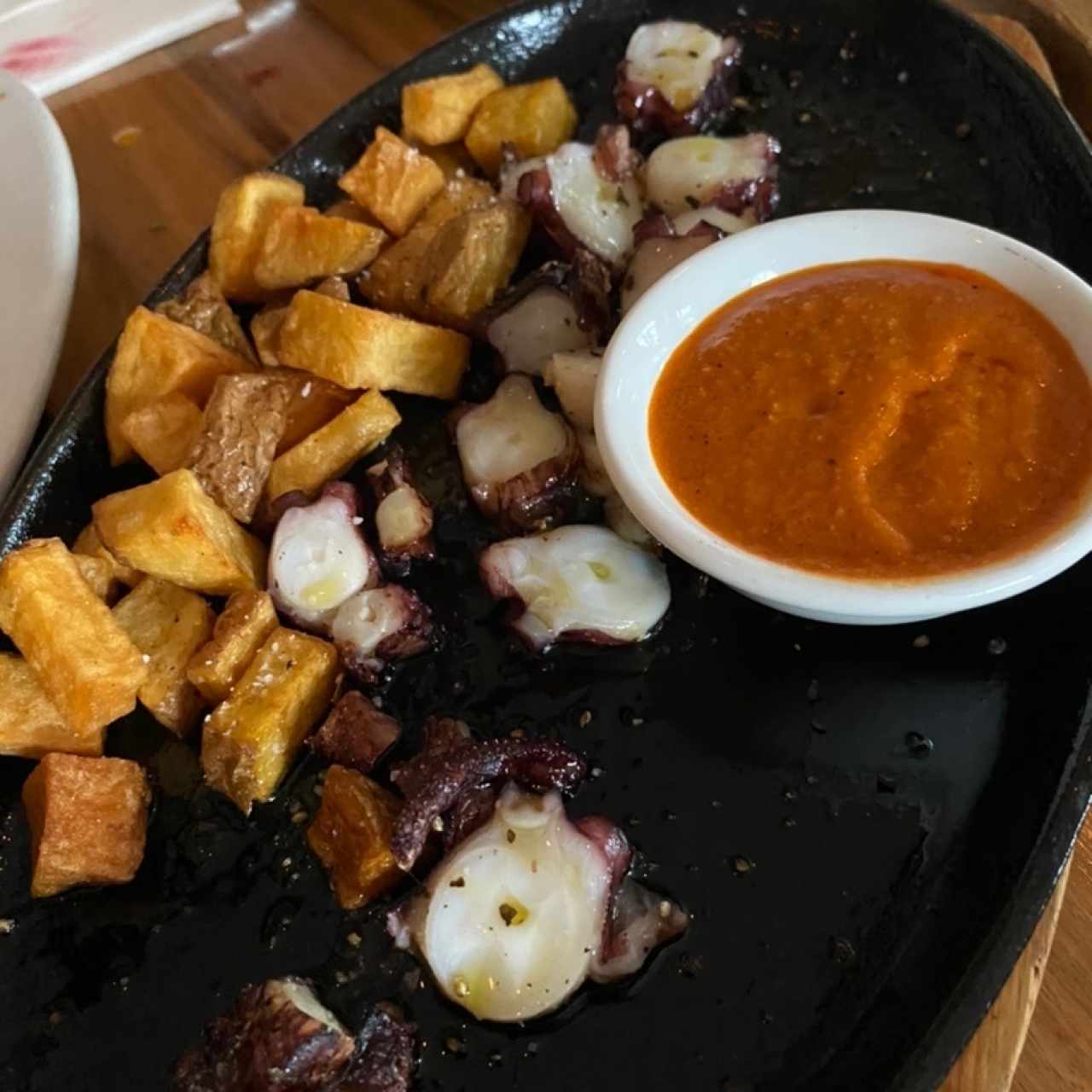 Pulpo a la parrilla con patata nacional y salsa Santa Rita