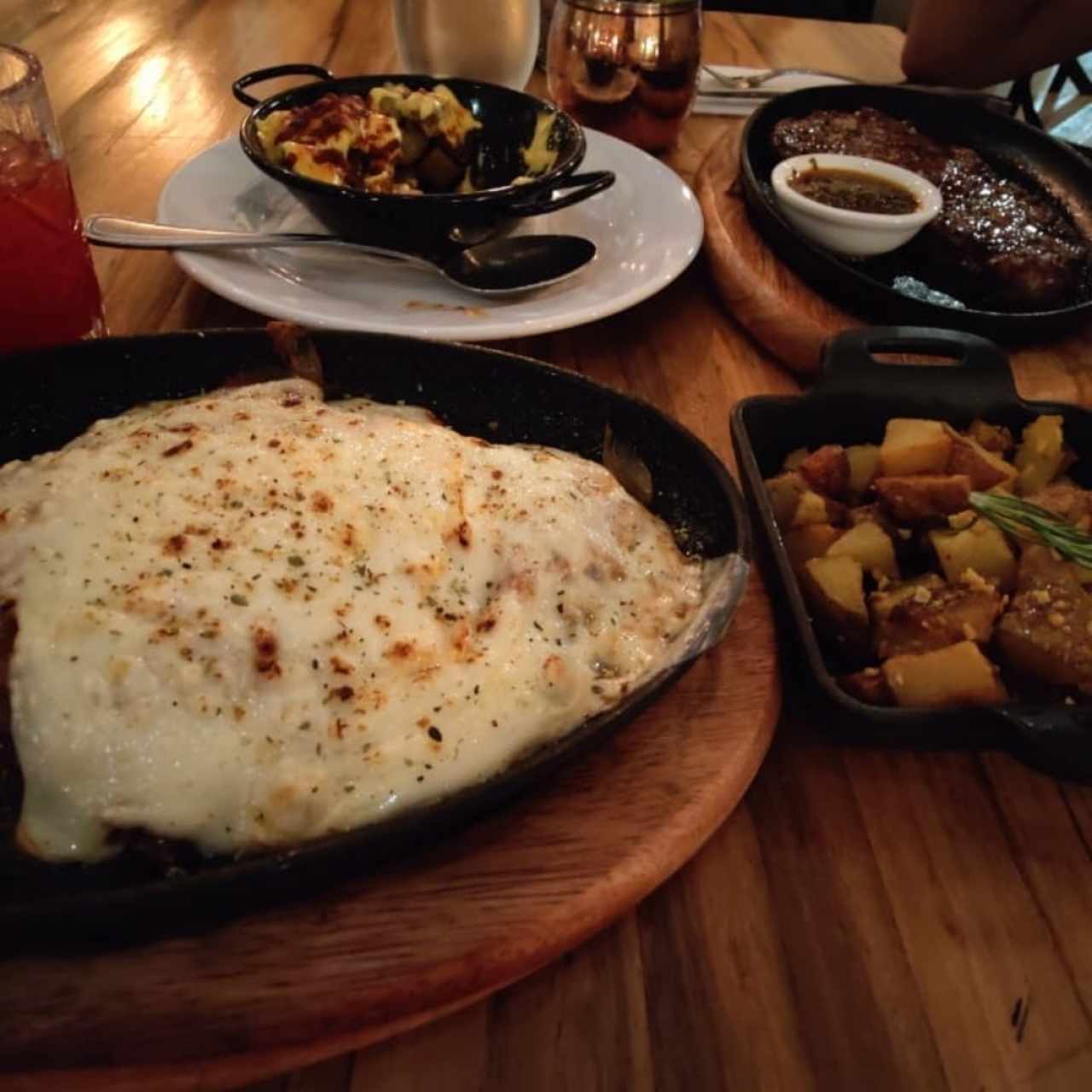 Corte especial de carne a la pizza con tomate, cebolla y muzzarella*