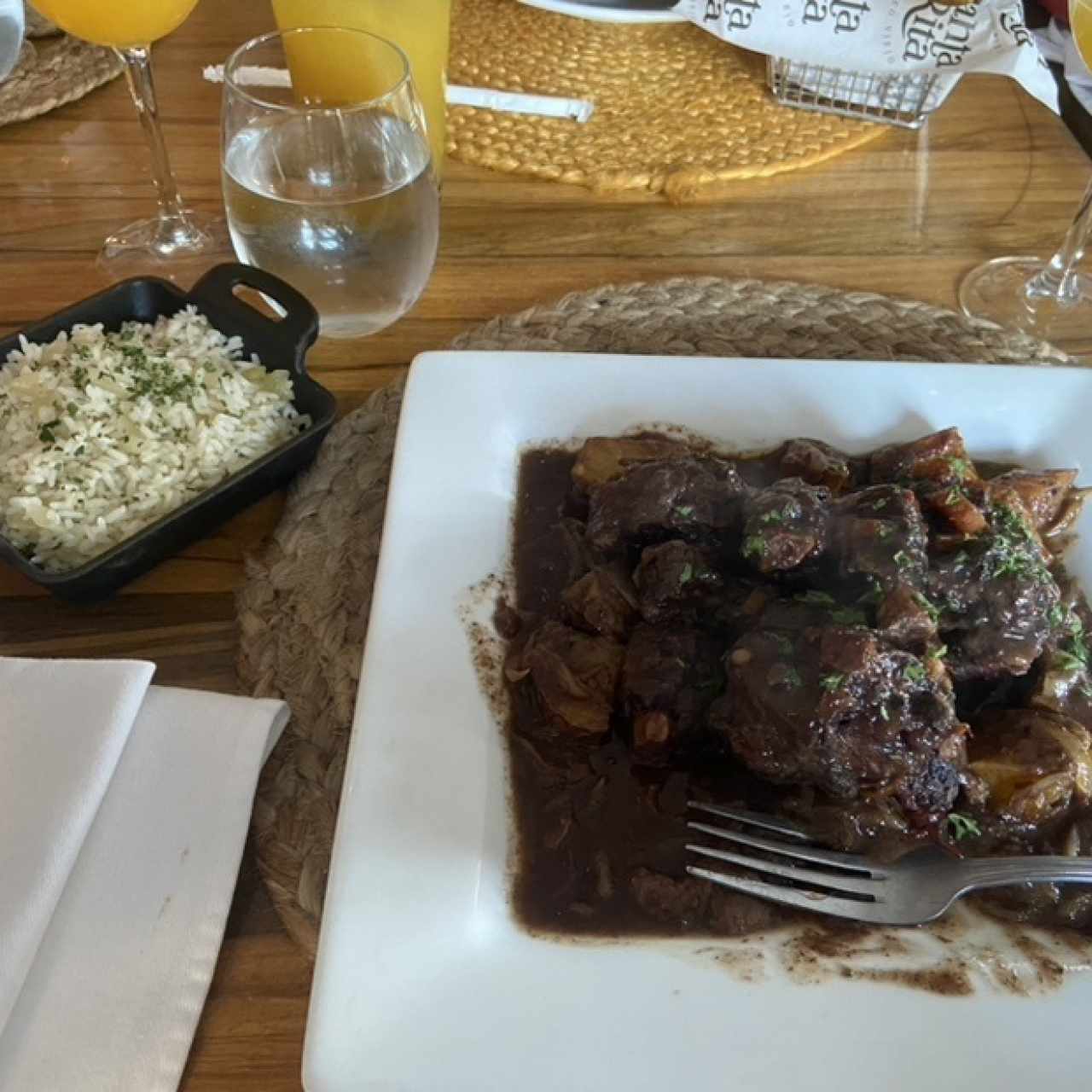 Rabo de buey en su jugo al vino tinto con patatitas