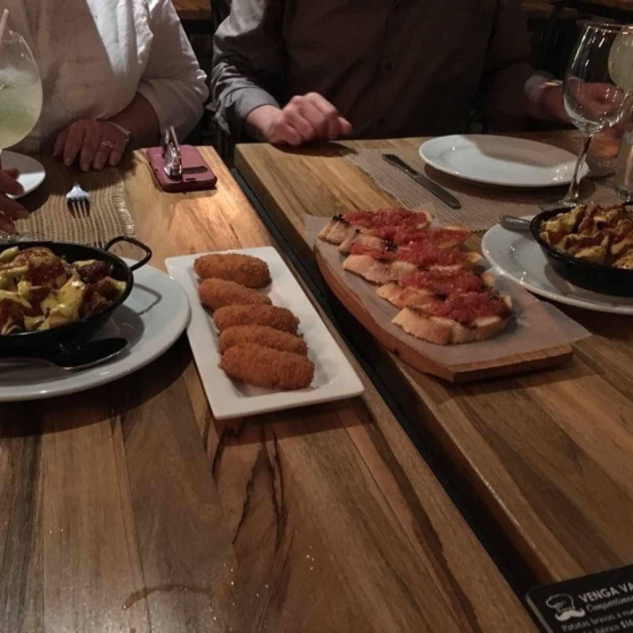 croquetas de jamón, pan con tomate, papas bravas..