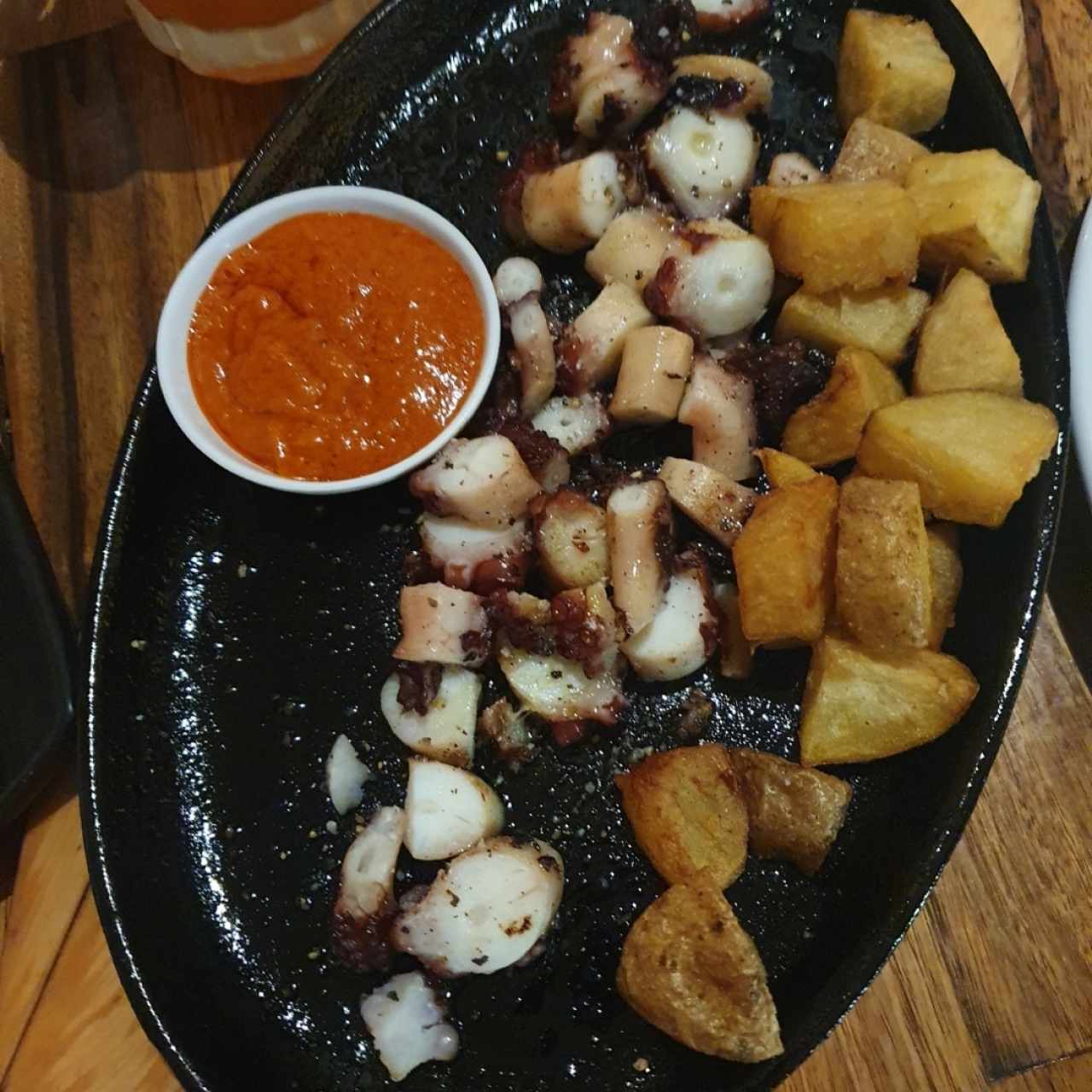 Pulpo a la parrilla con patata nacional y salsa Santa Rita