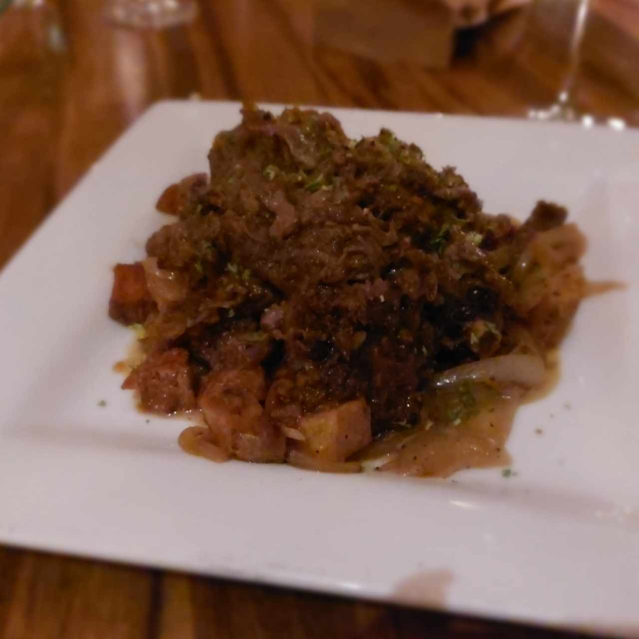 Rabo de buey en su jugo al vino tinto con patatitas