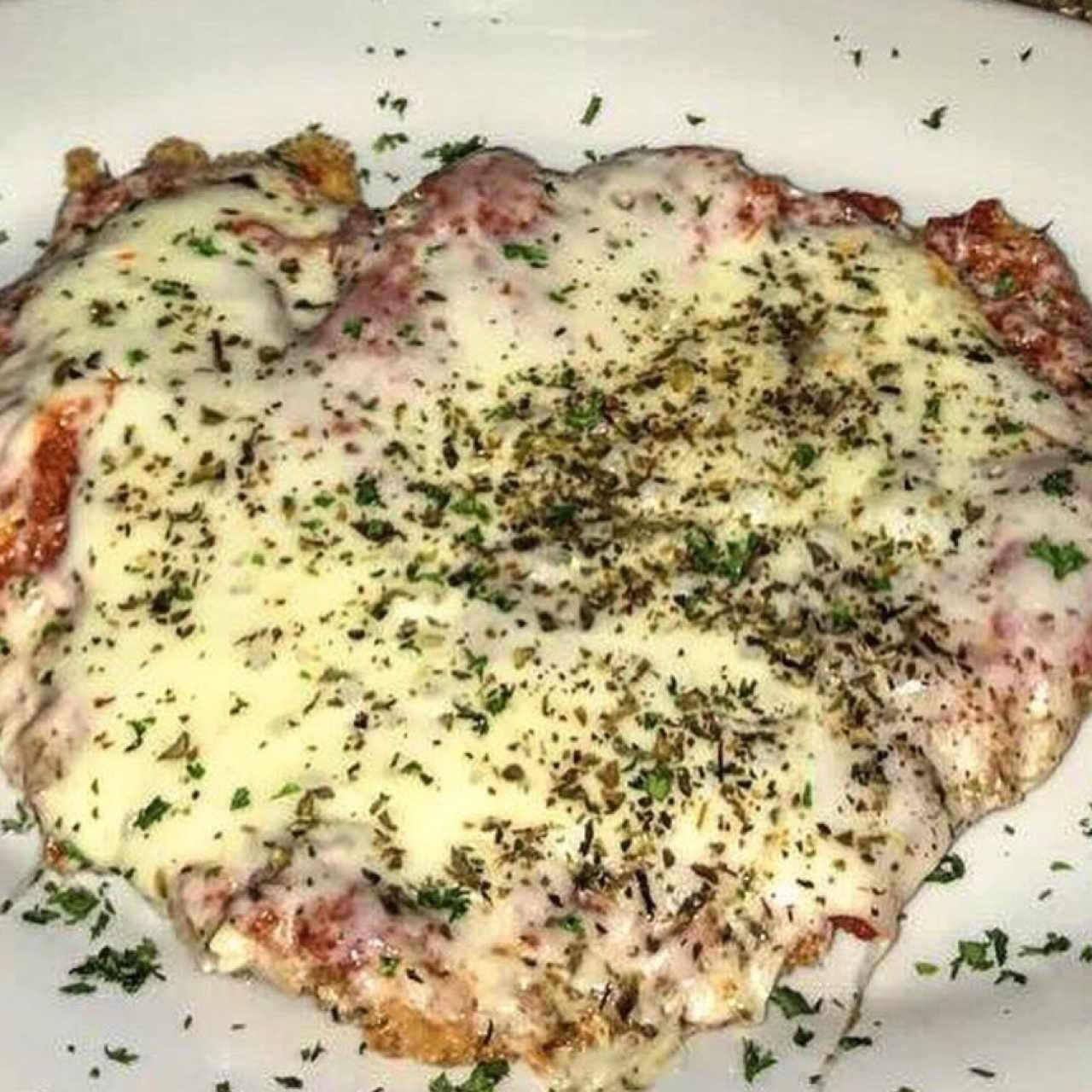 Milanesa de pollo a la napolitana con patatas fritas