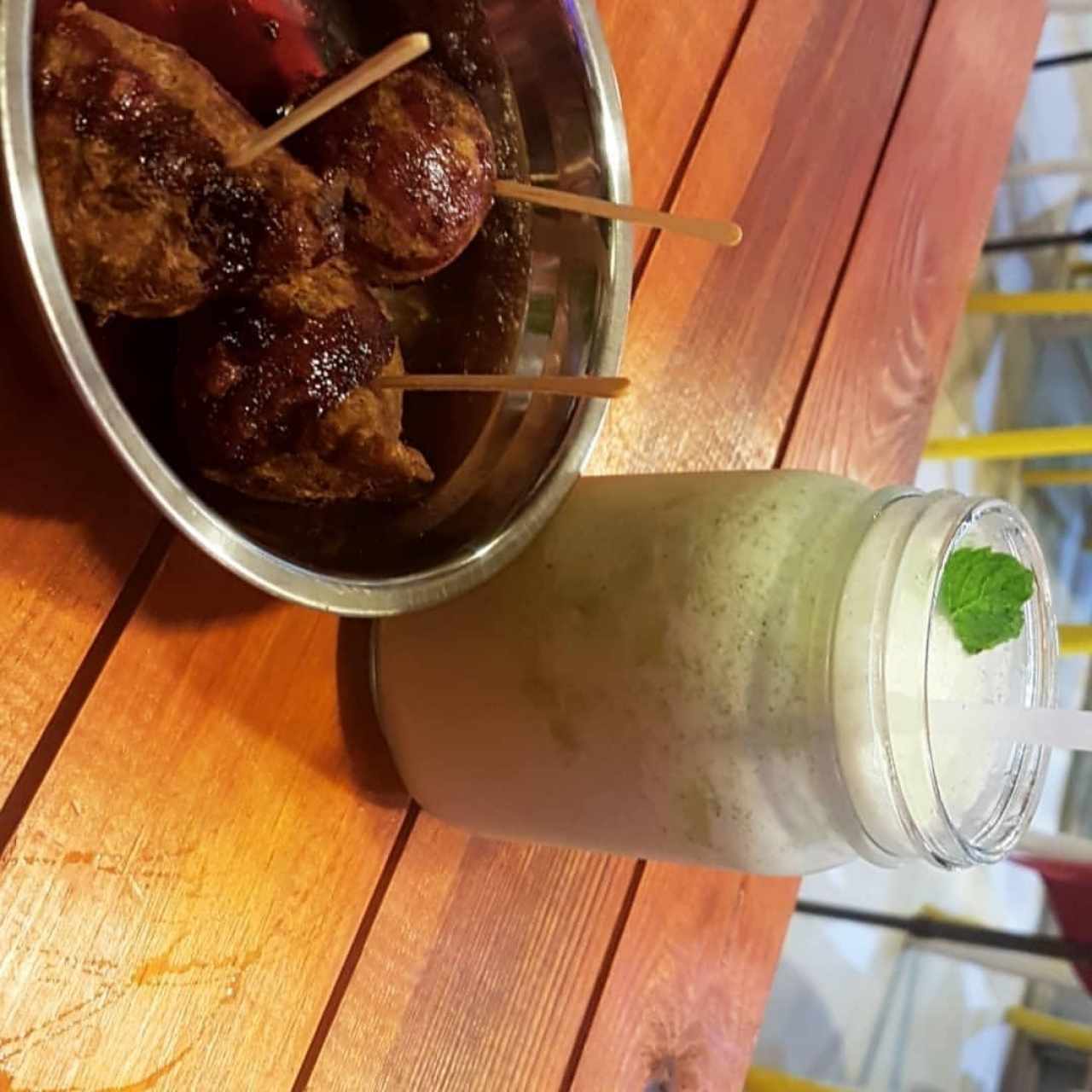 torrejitas de bacalao y mojito de coco