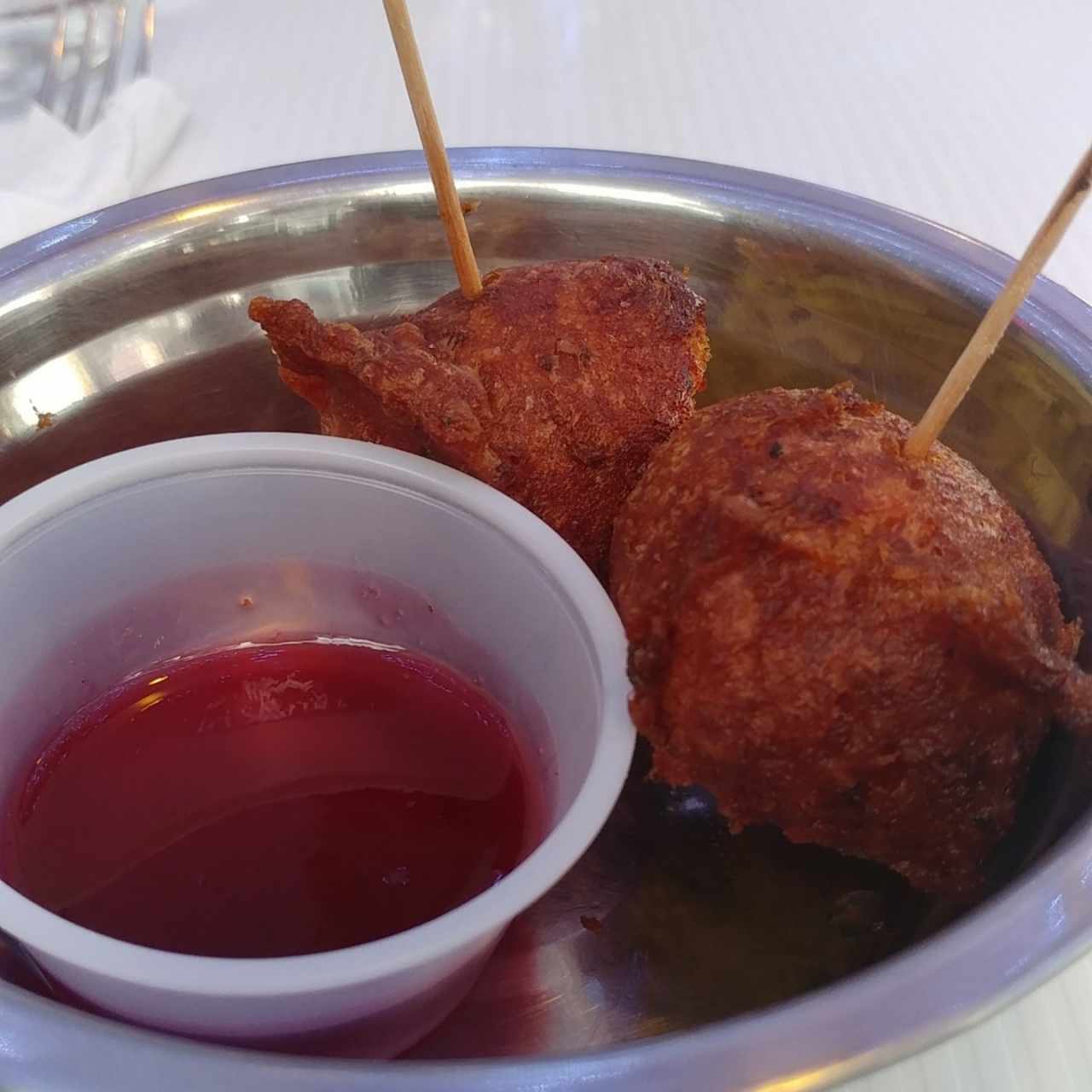 Torrejita de bacalao con salsa de mora