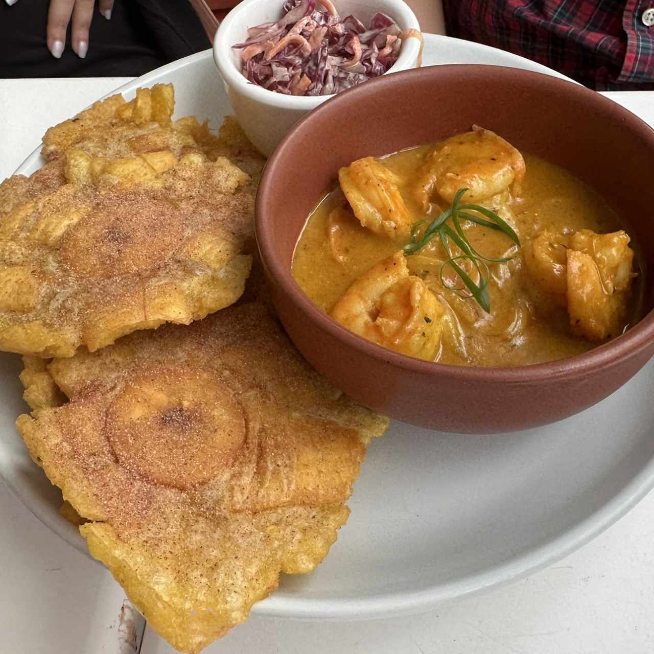 Camarones al curry con patacones