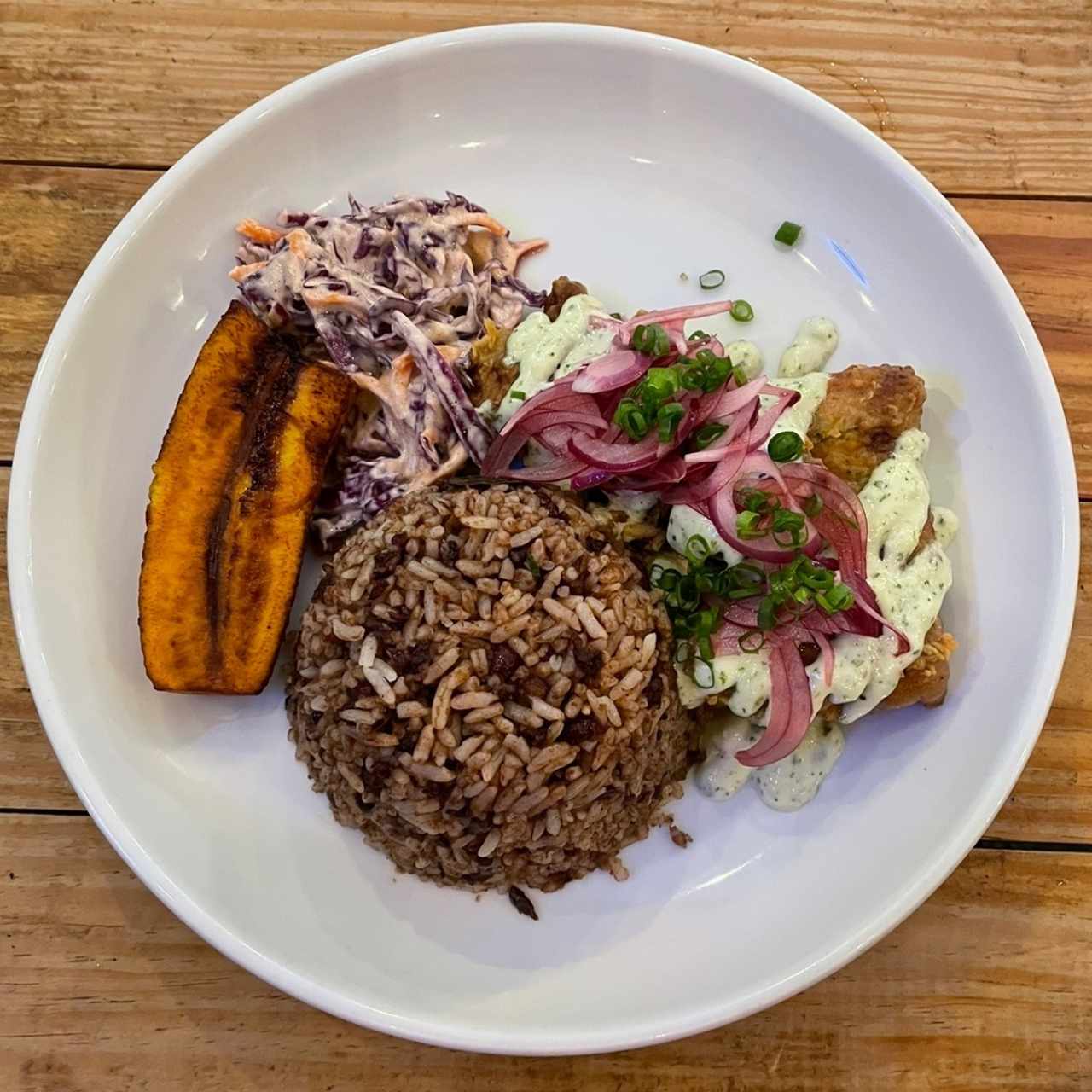 Pesca del Día (Dorado) con arroz con frijoles y coco