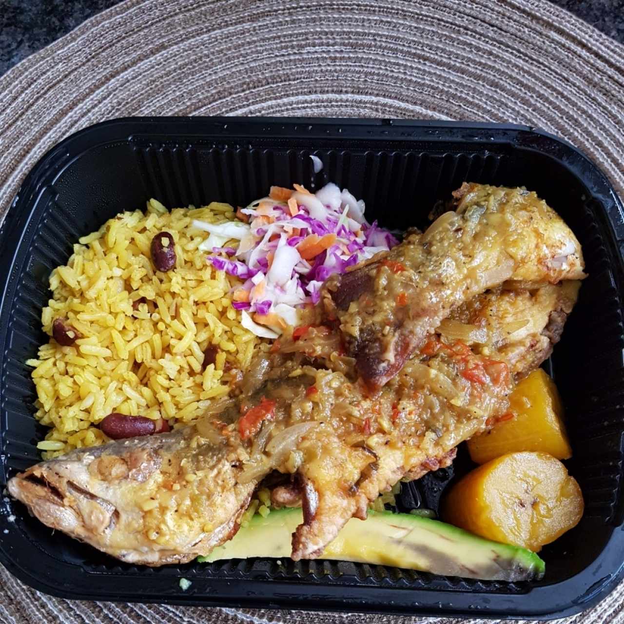 pescado frito. Arroz con coco. 