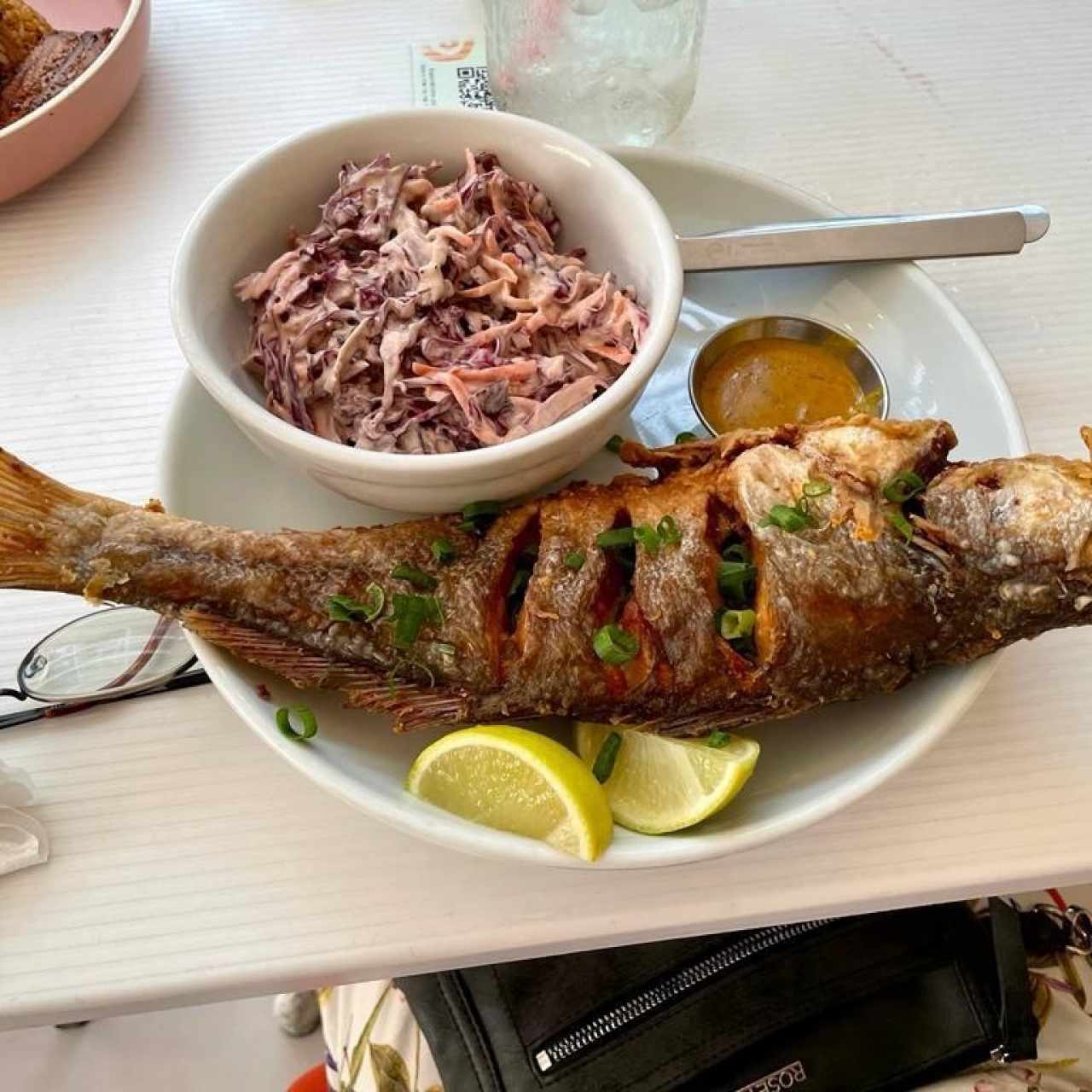 Corvina Entera Frita con Ensalada de Repollo