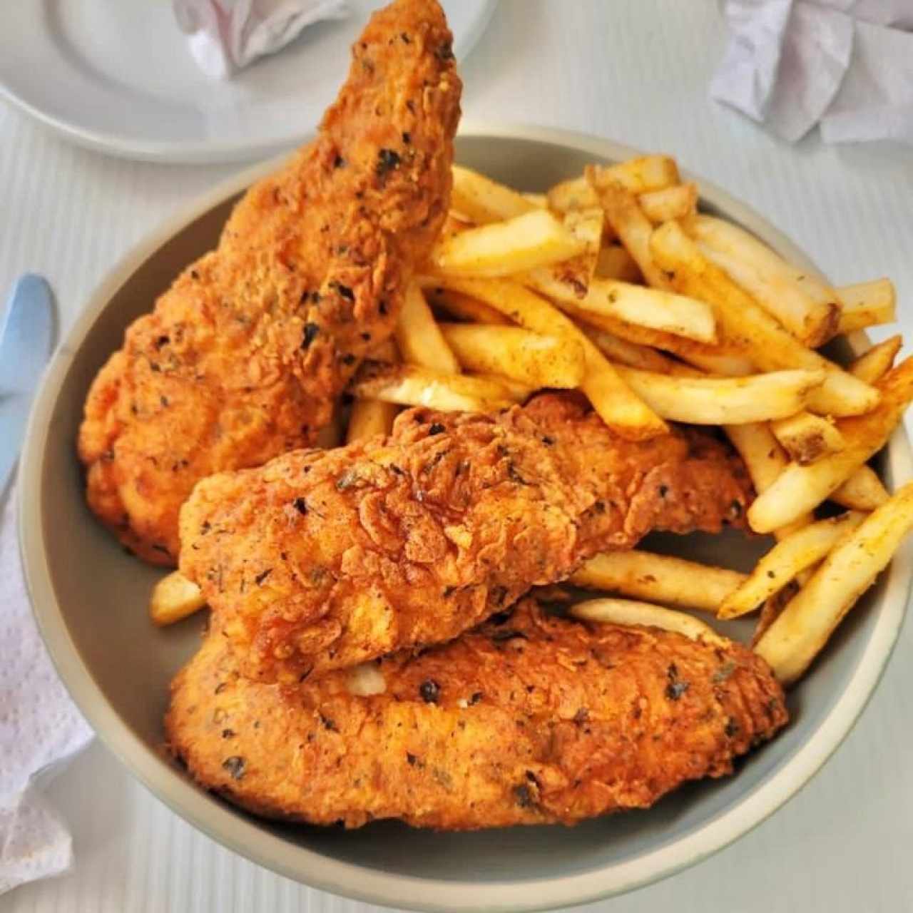 Tiras De Pollo Frito Con Buttermilk (Tiras de pollo frito x 3 con papas fritas y ketchup)