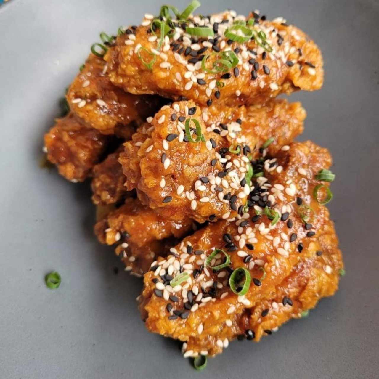 African Cheetah Wings (Con salsa de jugo de limón fresco, barbecue y tártara de la casa)