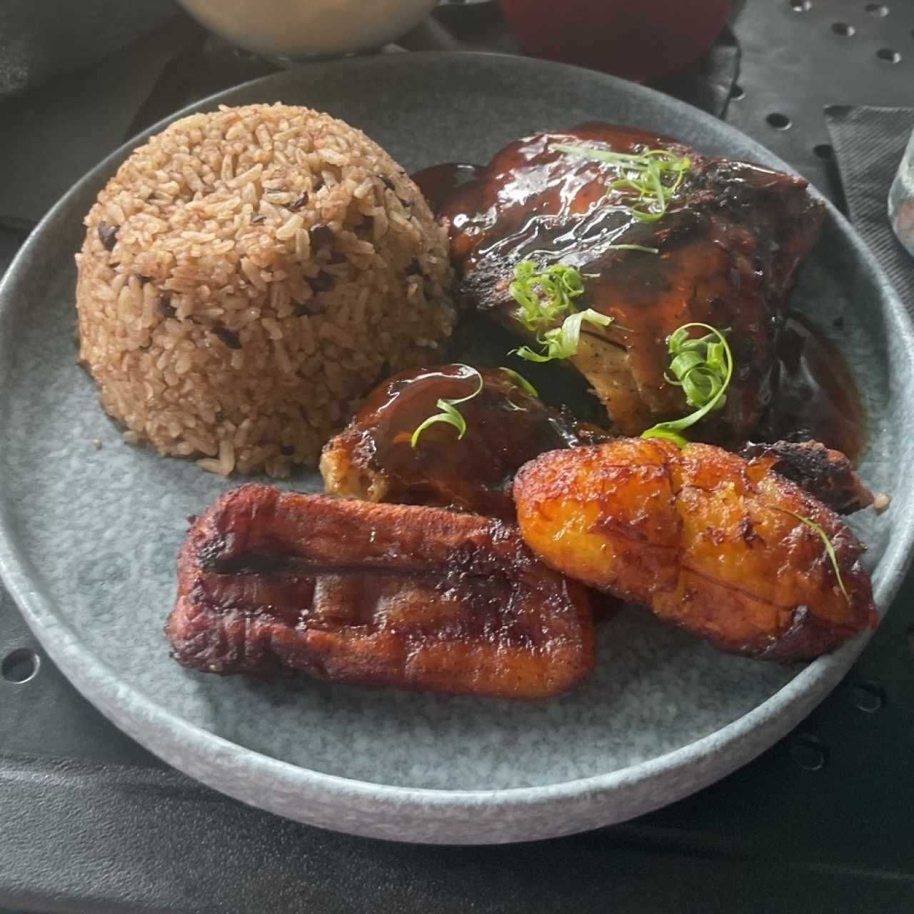 Porciones Grandes - Jerk Chicken Platter+Acompañamiento