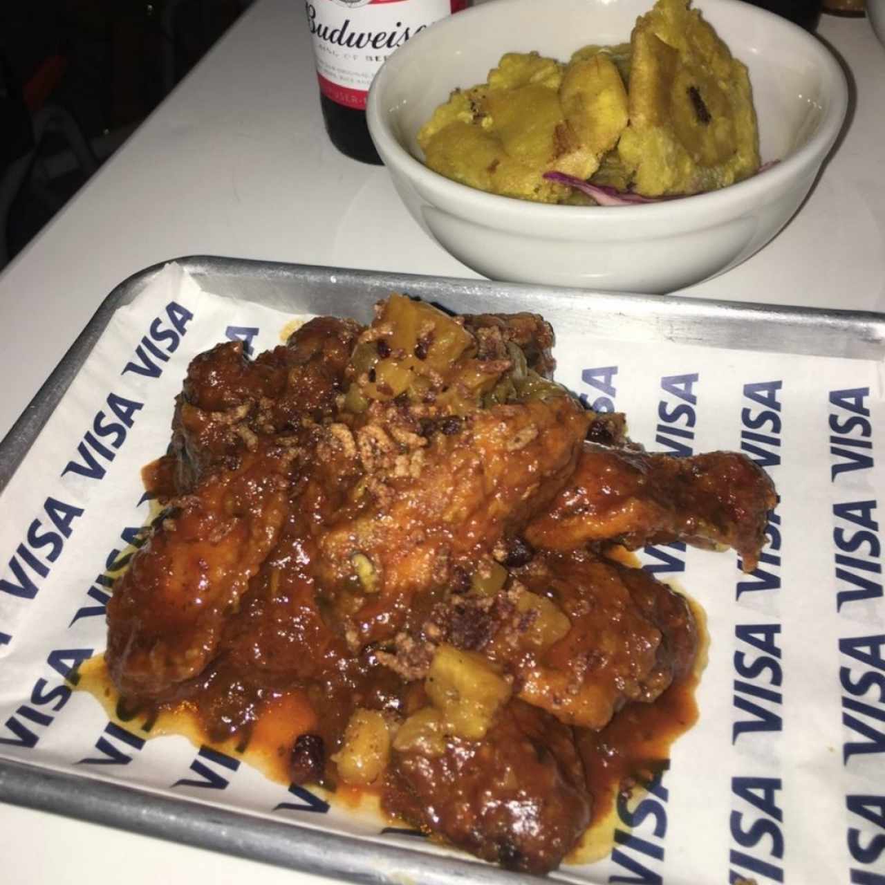 Navidad en Panamá (alitas participantes del "wings week") y una orden de patacones con ensaladita "coleslaw".